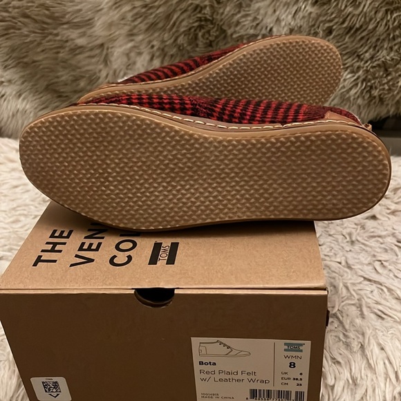 New in Box - TOMS - BOTA BOOTS - Red Plaid Felt w/ Leather Wrap, Size 8. - Picture 4 of 5